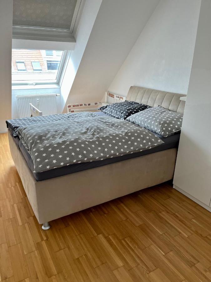 Dachgeschosswohnung Mit Kostenlosem Parkplatz ! Wien